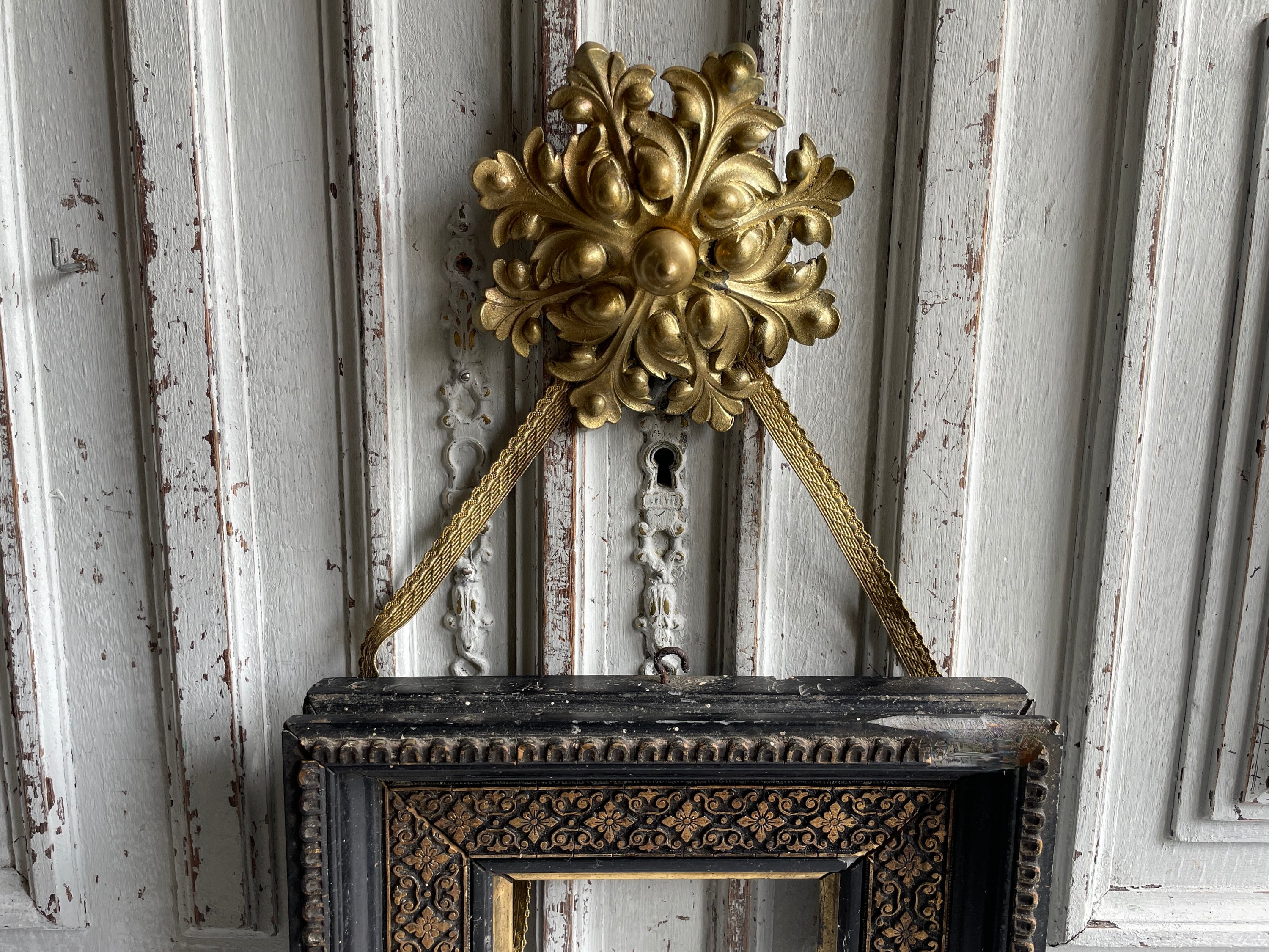 SEHR GROSSER französischer Messing Ormolu Bilderhaken, Bildaufhänger SINGLE Hardware Dekoration, goldene dekorative Endstücke, „Cache Clou“ 1880er Jahre Deko