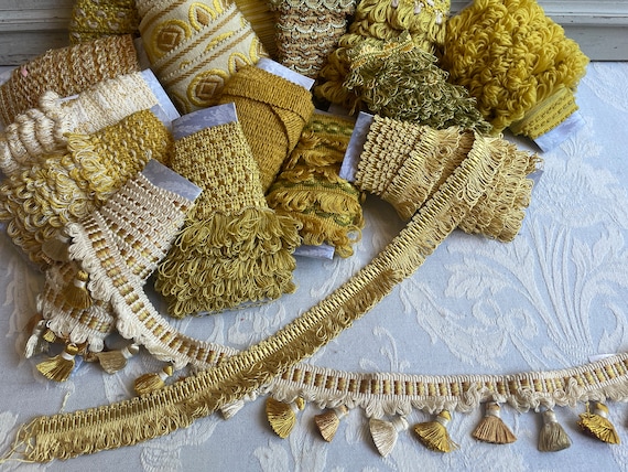Pasamaneria de tapiceria con borlones dorados - Mercería La Costura