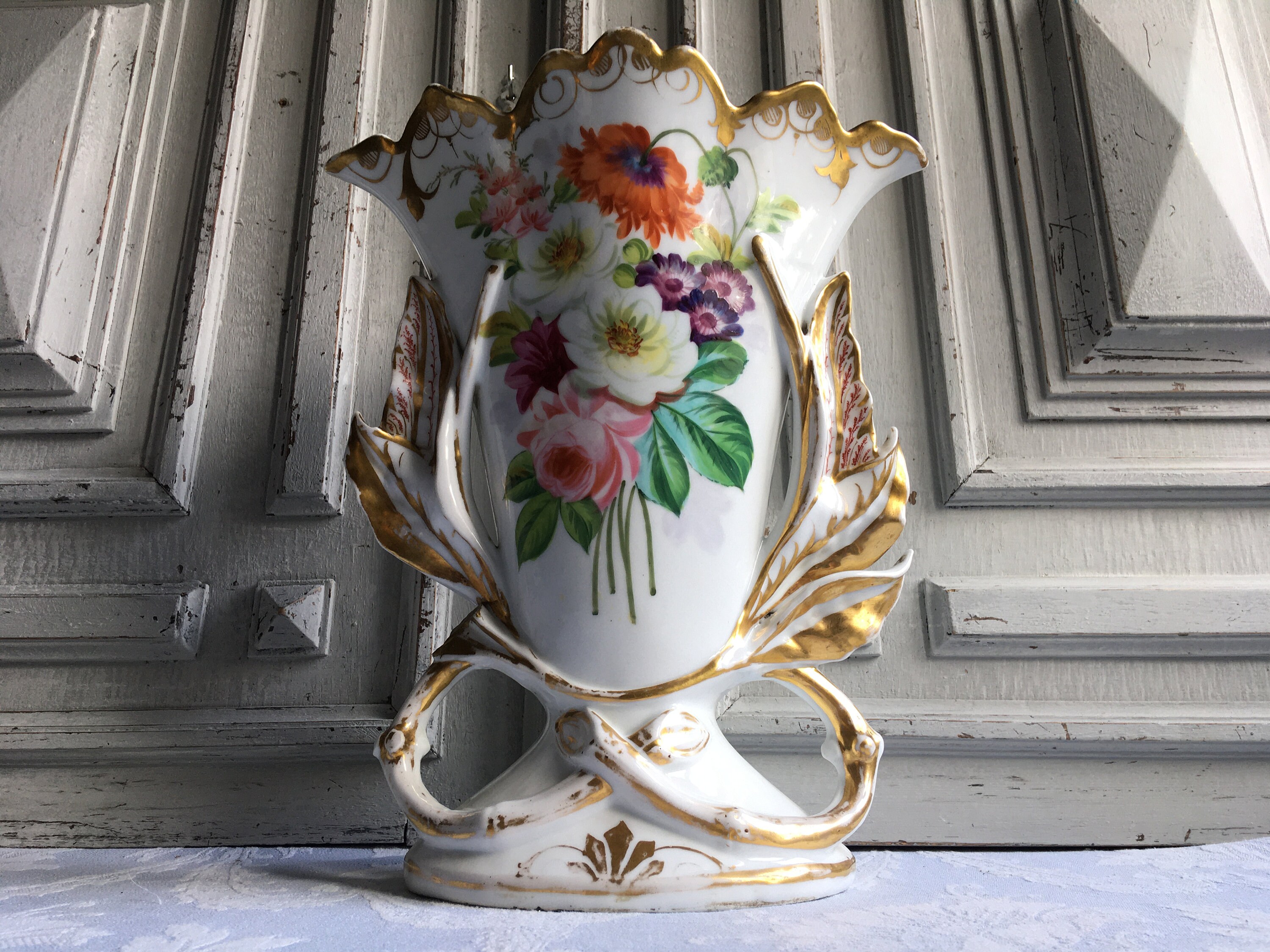 Antique Français Vase d'autel d'église, Fleurs de Mariage, Porcelaine Paris Blanche et Dorée Exposit