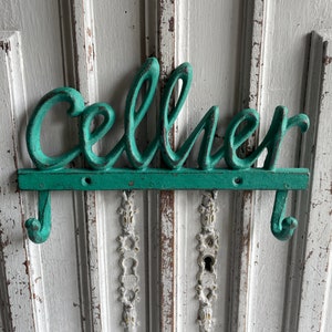 Vintage französisches &quot;&quot;Cellar&quot;&quot; -Schild, Cellier Chippy Paint Türkisschild, authentische 1970er Küche, Hoteltür, industrielle Loft-Deko, Parisienne.&quot;
