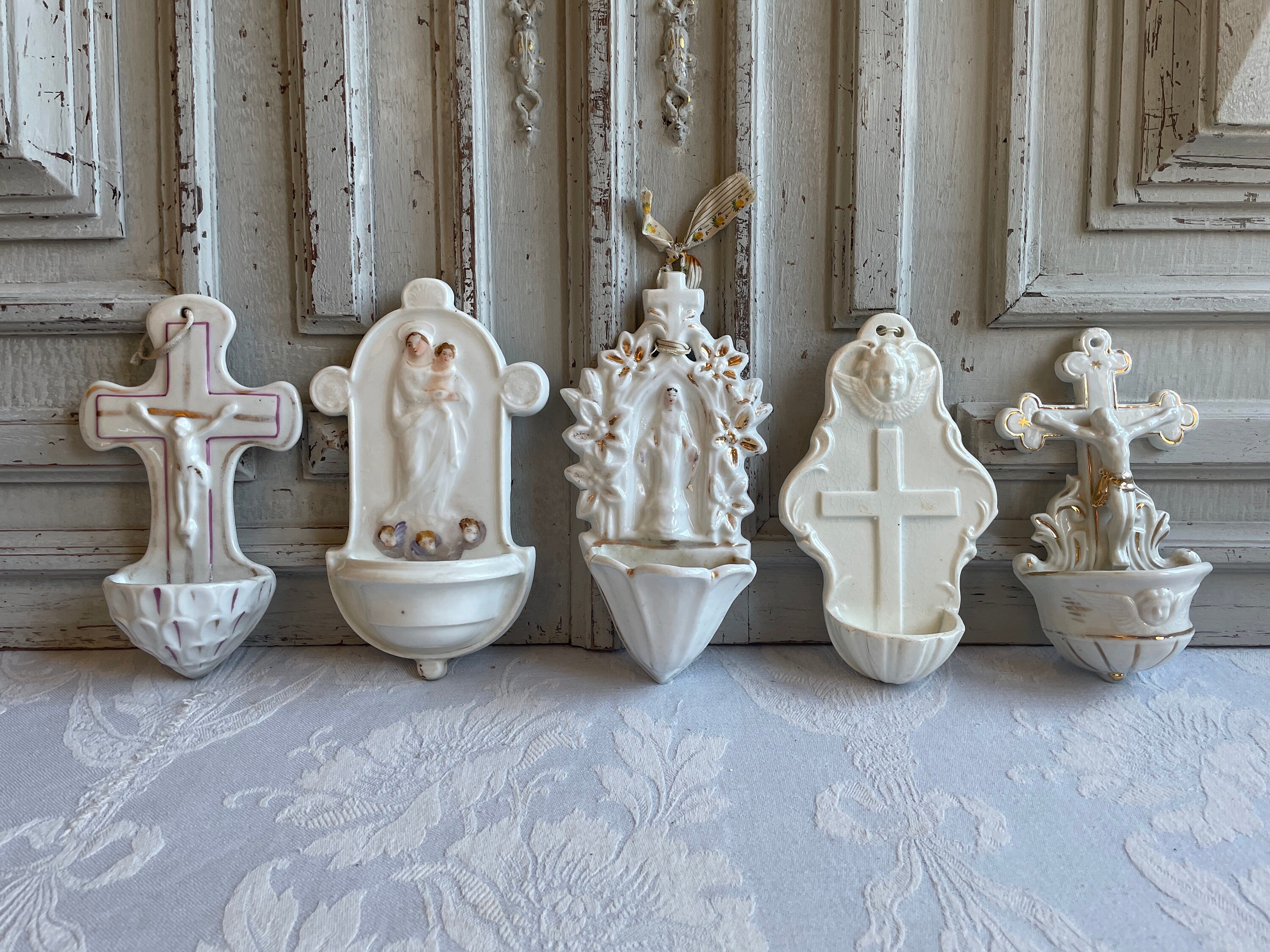 Ancien Français Police d'eau Bénite, Porcelaine Blanche Benitier Crucifix Souvenir de Lourdes Choisi