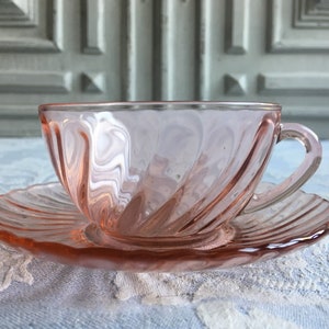 Vintage Arcoroc Pink Gläser 6 Frankreich &quot;Rosaline&quot; Rosa Glas Teetassen und Untertassen Set Teetassen Retro Swirl Arcoroc Luminarc 1960er Jahre Lachs
