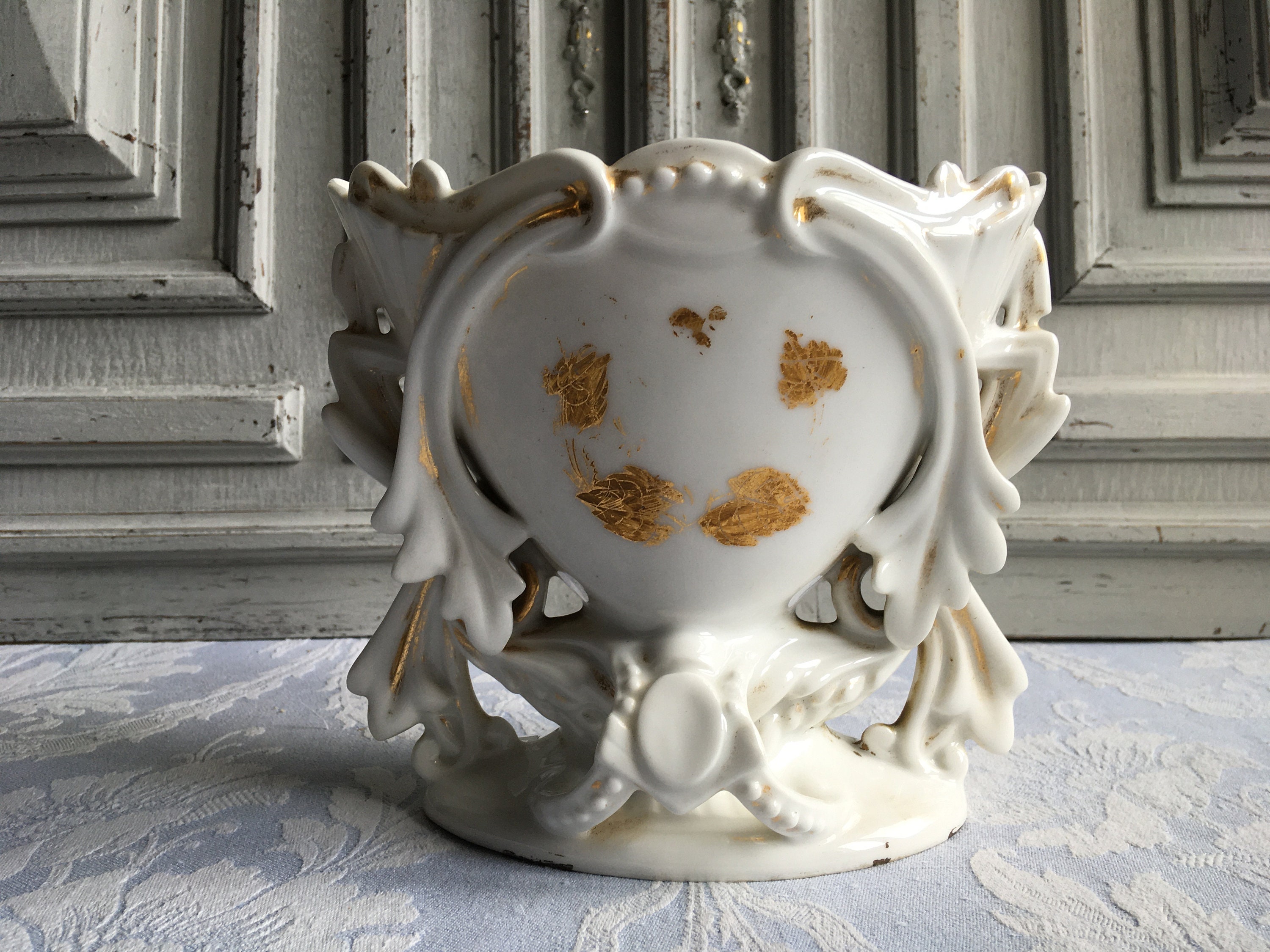Antique Français Vase d'autel d'église, Fleurs de Mariage, Porcelaine Paris Blanche et Dorée Exposit