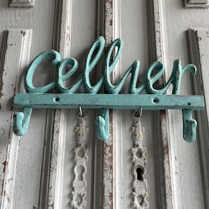 Vintage französisches &quot;&quot;Cellar&quot;&quot; -Schild, Cellier Chippy Paint Türkisschild, authentische 1970er Küche, Hoteltür, industrielle Loft-Deko, Parisienne.&quot;