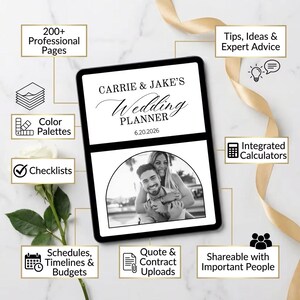 Peut inclure: Une tablette affiche un planificateur de mariage numérique avec le texte "Carrie & Jake's Wedding Planner 6.20.2026" et une photo en noir et blanc d'un couple. Comprend des listes de contrôle, des palettes de couleurs et des calculatrices intégrées. Un ruban doré et une rose blanche sont également visibles.