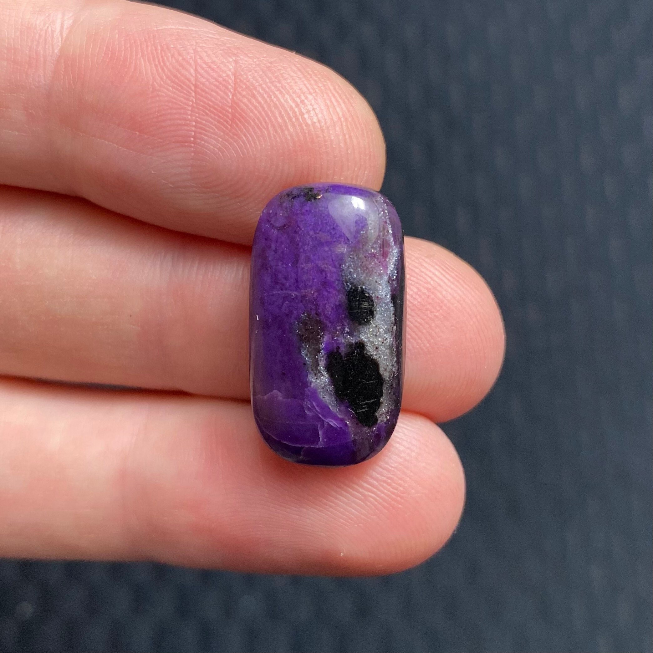 YN232スギライトカボション スギライト カボション、鮮やかな紫と赤、そしてユニークな白い粒状