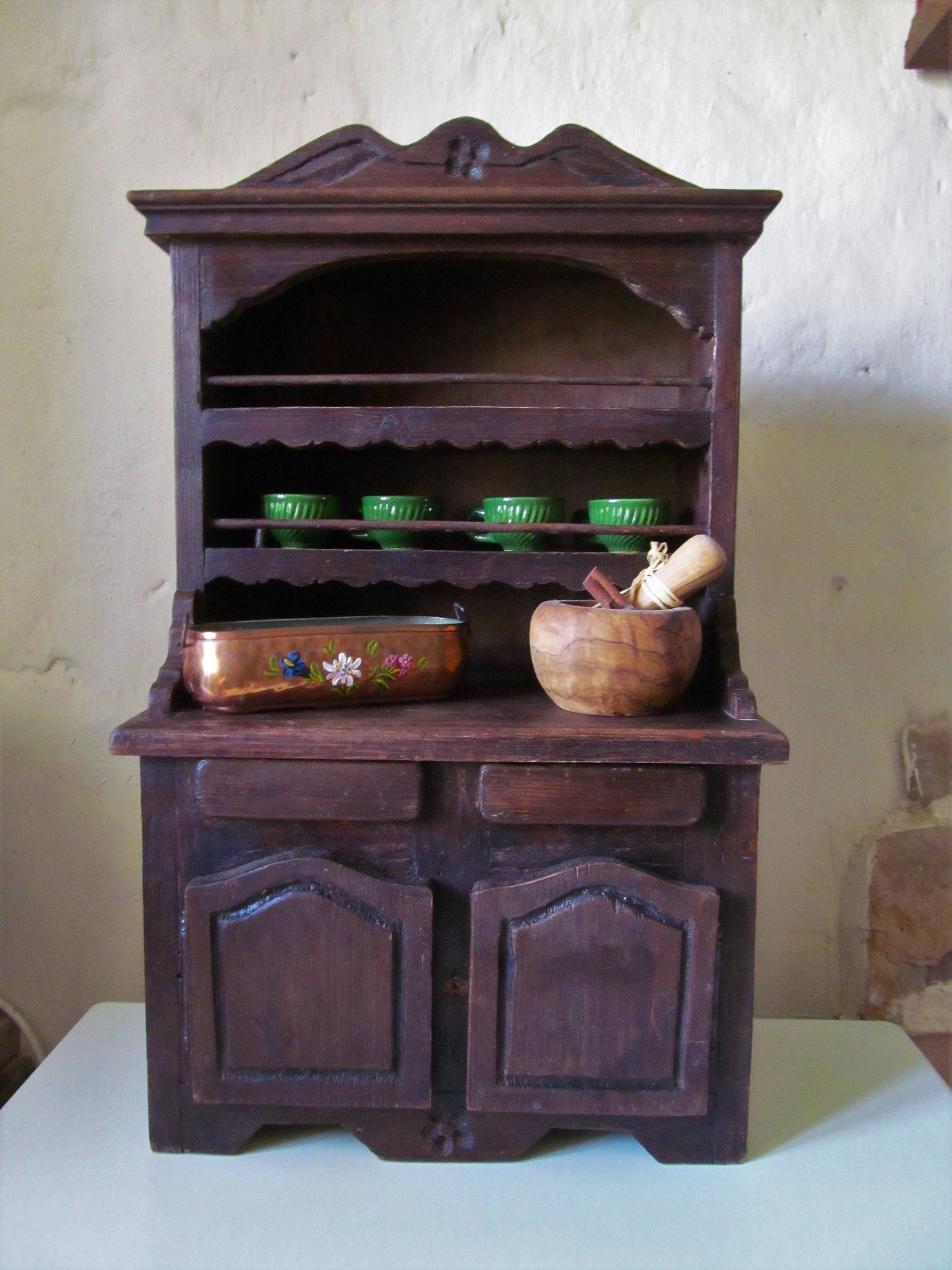 adorable buffet antique de style primitif en bois rustique français unique, meubles jeu cuisine pour enfants faits à la main