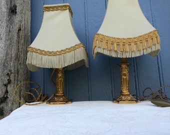 Lampade da tavolo vittoriane francesi d'epoca: base in metallo bronzo dorato, paralume color crema (da restaurare)