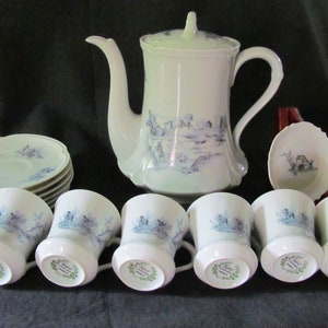 Puede incluir: Un juego de té de porcelana vintage con un delicado diseño floral. El juego incluye una tetera, seis tazas y seis platillos. Las tazas y los platillos presentan un patrón floral azul y blanco.