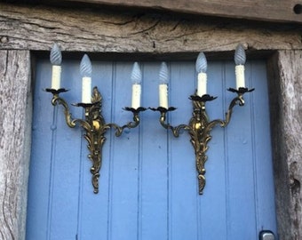 Apliques de pared rococó vintage franceses de bronce dorado: lámparas de pared ornamentadas de tres brazos