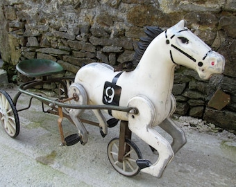 Coche de pedales soviético antiguo, juguete infantil, años 50, acero y hojalata.
