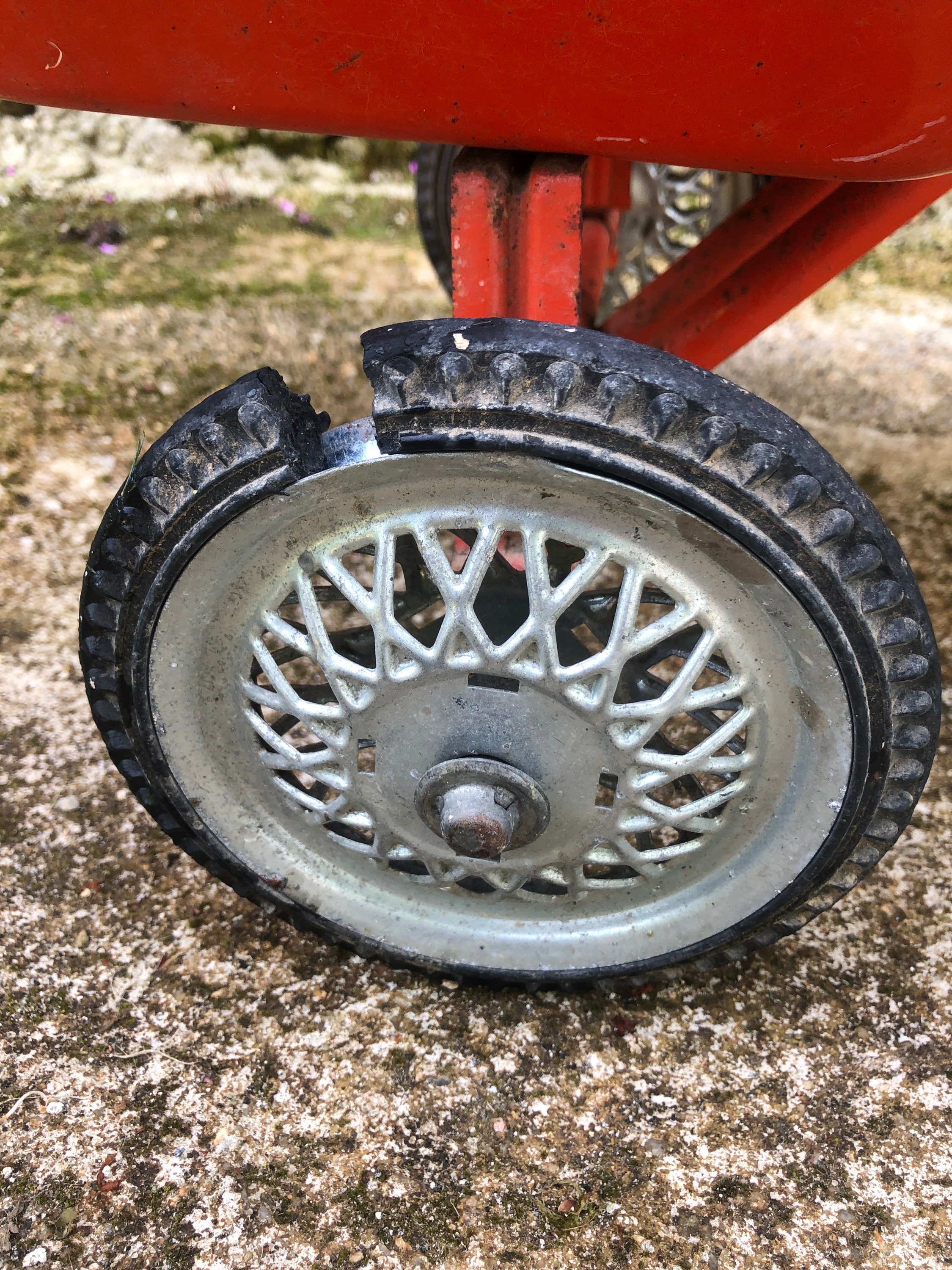 ヴィンテージの金属製子供用三輪車：1960年代のフライヤー