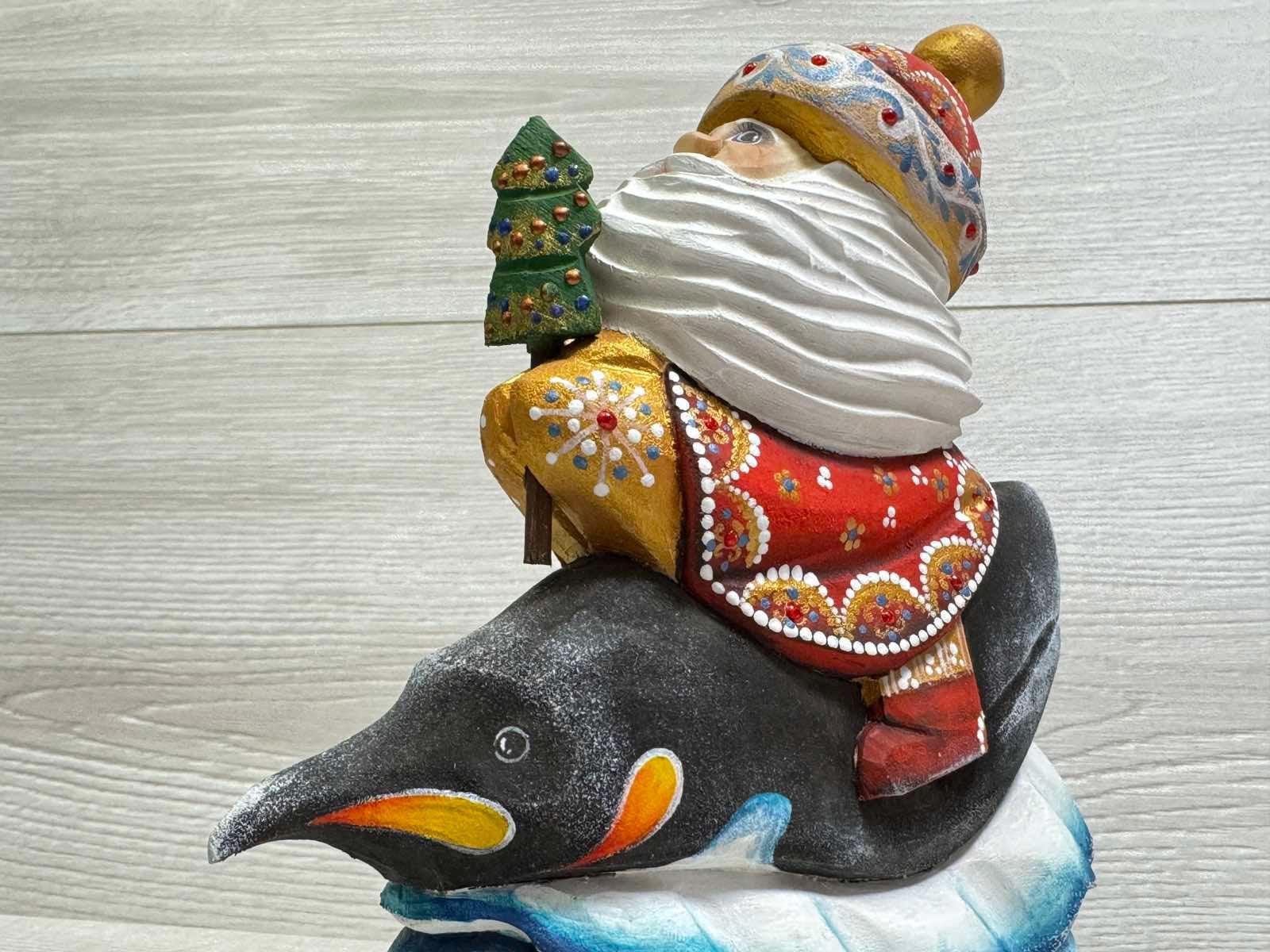 ロシアのジェド・マロースの木彫りサンタの置物 高さ18 cm / 7.2