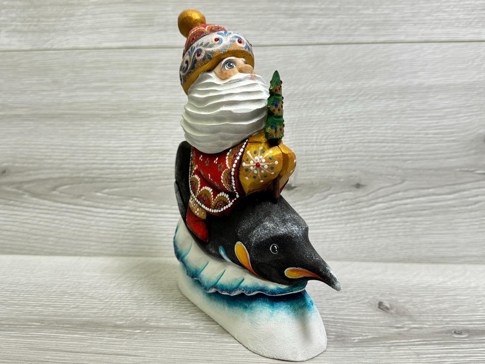 ロシアのジェド・マロースの木彫りサンタの置物 高さ18 cm / 7.2