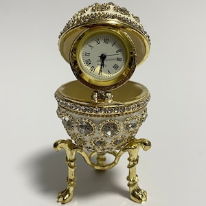 Pudełko w stylu jajka Faberge z zegarem Pudełko na biżuterię z kryształami Swarovskiego Wystrój domu Wysokość: 7,5 cm / 2,9 cala