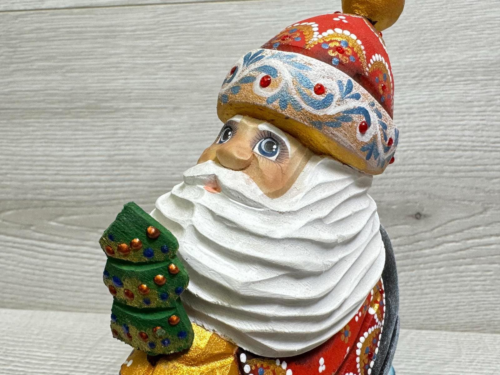 ロシアのジェド・マロースの木彫りサンタの置物 高さ18 cm / 7.2