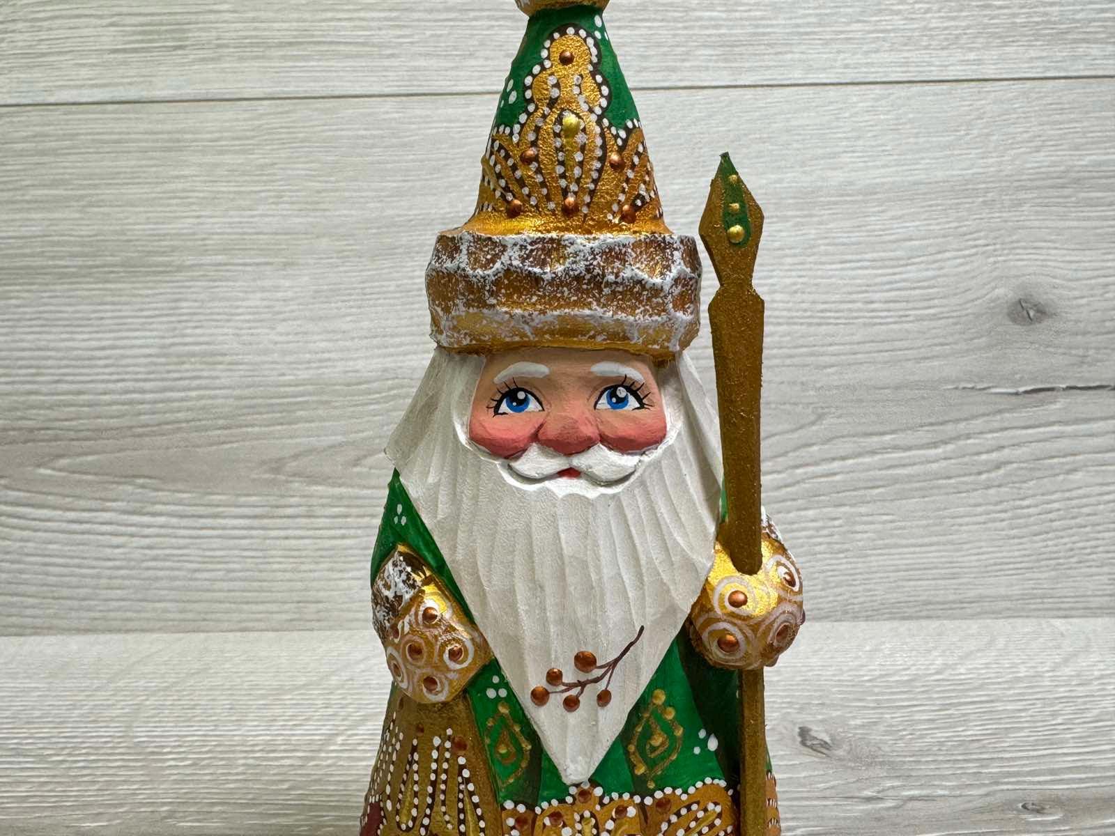 ロシアのジェド・マロースの木彫りサンタの置物 高さ16.5 cm / 6.6