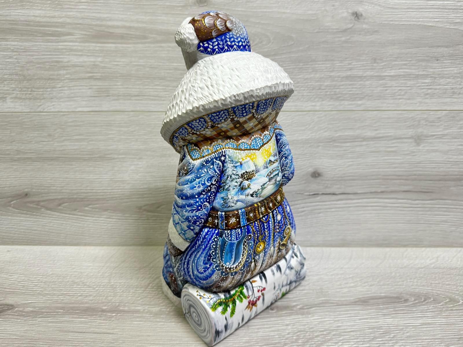 ロシアのジェド・マロースの木彫りサンタの置物 高さ31 cm / 12.2