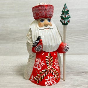 ロシアのジェド・マロースの木彫りサンタの置物 高さ16.5 cm / 6.6