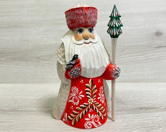 ロシアのジェド・マロースの木彫りサンタの置物 高さ18.5 cm / 7.4