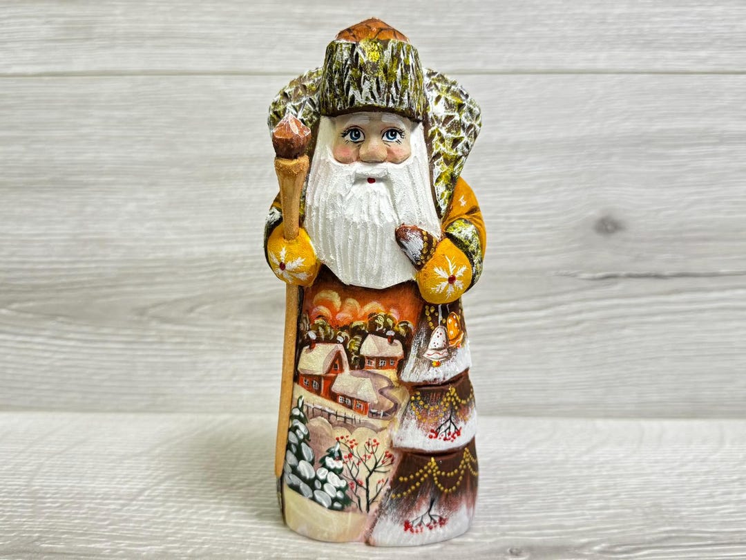 ロシアのジェド・マロースの木彫りサンタの置物 高さ18.5 cm / 7.4