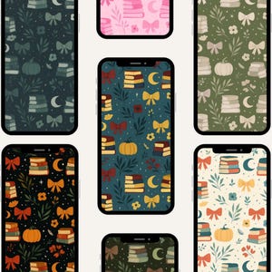 Pode incluir: Vários smartphones exibindo designs de papel de parede com tema de outono. Cada design apresenta padrões repetidos de livros, laços, abóboras e luas crescentes. Os esquemas de cores incluem verde-azulado escuro, rosa e verde-oliva, criando uma estética aconchegante.