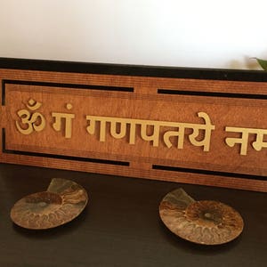 Ganesha Mantra Wandkunst 42 cm - Om Gam Ganapataye Namaha - Rote Basis mit goldenem Sanskrit, Ganesh Ganapati Vinayaka Pillaiyar Binayak