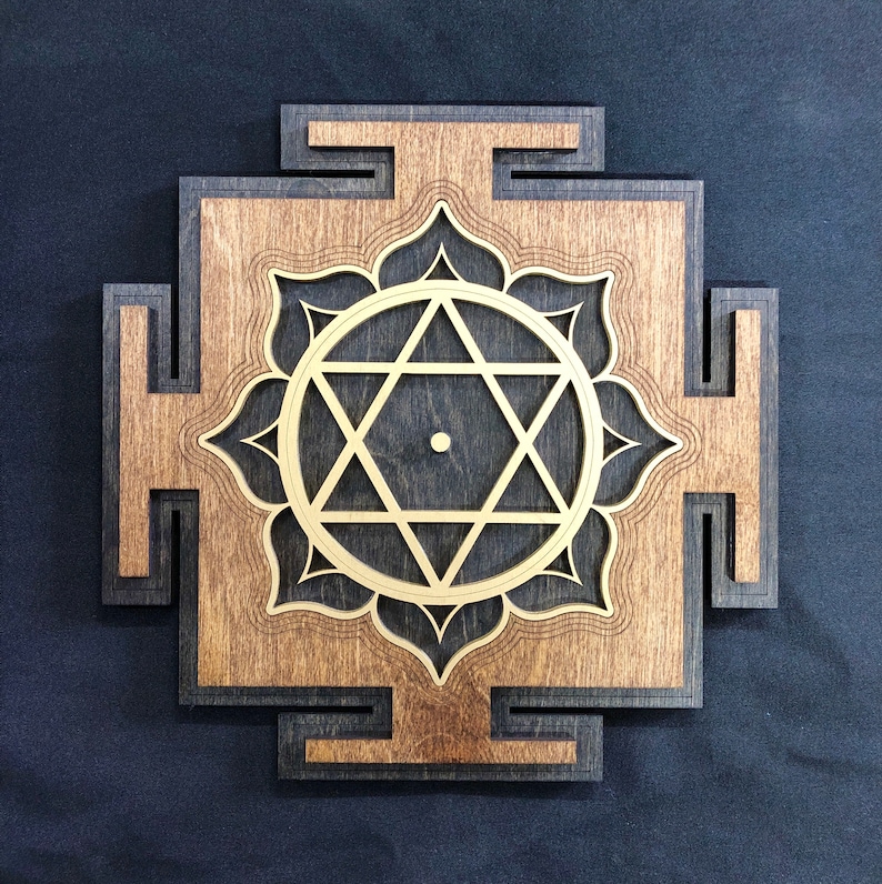 Pode incluir: Uma tape&ccedil;aria de parede de madeira com um design geom&eacute;trico em dourado e castanho. O design apresenta uma estrela de seis pontas dentro de um c&iacute;rculo rodeado por um padr&atilde;o floral.