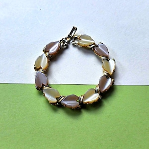 Vintage plastic leaf shaped link  bracelet
