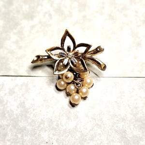 Vintage rhinestone and faux pearl dangle brooch
