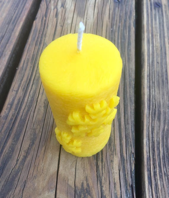 Shepherd Carrying a Lamb 100/% Pure Yellow Beeswax Pillar Candle
