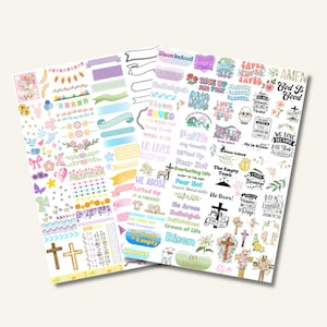 Może przedstawiać: Arkusze kolorowych naklejek o tematyce religijnej. Projekty obejmują krzyże, kompozycje kwiatowe, banery i frazy takie jak "On żyje!" i "Zmartwychwstał". Pastelowe kolory i elementy dekoracyjne tworzą wesołą estetykę.