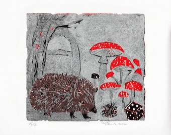 Egel op pad tussen vliegenzwammen - Alice in Wonderland-serie - Originele houtsnede - Reductietechniek, 6 kleuren - Gesigneerd door Marlene Neumann