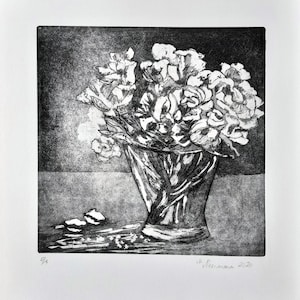 Può includere: Una stampa in bianco e nero di una natura morta con un mazzo di fiori bianchi in un vaso di vetro trasparente. I fiori sono disposti in modo sciolto e naturale. Il vaso è semplice ed elegante, con un labbro leggermente svasato. La stampa è firmata e datata "J. Fleischmann 2020" nell'angolo in basso a destra.