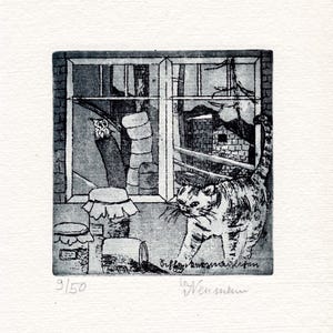 Könnte beinhalten: Schwarz-weiß-Radierung einer Katze, die aus einem Fenster schaut, mit Gläsern auf einem Tisch darunter. Die Radierung ist signiert mit "W. Eversheim" und nummeriert "9/50".