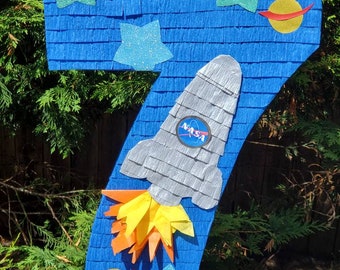 Pinata met het nummer "Out of Space" 23"×14"