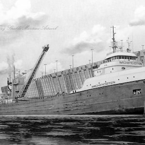 Może przedstawiać: Czarno-biały rysunek dużego frachtowca "Michipicoten" przepływającego przez śluzę. Statek jest przedstawiony w profilu, dziobem zwróconym do widza. Ściany śluzy są widoczne w tle, a woda jest spokojna.