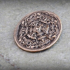 Moesgaard Bornze Viking Broche broche de bestia agarrante arte vikingo joyería vikinga histórica reproducción joyería vikinga, broche de bronce imagen 2