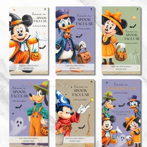 Op de afbeelding: Zes rechthoekige labels met Disney-figuren in Halloween-kostuums, waaronder Mickey, Donald, Minnie en Goofy. Elk label bevat de tekst 'Have a SPOOKTACULAR cruise' en een aanpasbaar gedeelte voor de naam en het kamernummer onderaan.