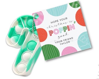 Puede incluir: Etiqueta de regalo de Navidad imprimible con un juguete pop it colorido y el texto "Hope your Christmas is Poppin' good Your Friend Taylor". La etiqueta está diseñada para juguetes pop it e incluye el texto "Pop It Tags for Pop It Toys".