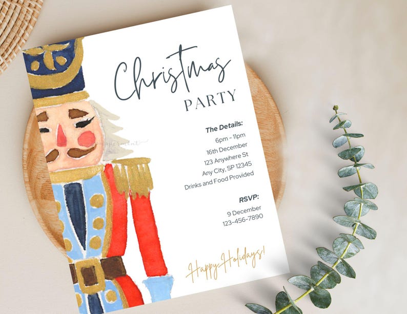 Puede incluir: Una invitaci&oacute;n a una fiesta de Navidad con una ilustraci&oacute;n en acuarela de un soldado cascanueces. La invitaci&oacute;n incluye detalles como la fecha, la hora y el lugar. El texto "Christmas PARTY" est&aacute; en una elegante escritura, con "Happy Holidays!" en dorado.