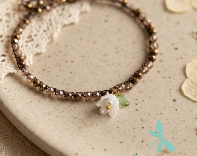 Crochet jewel necklace with flower-shaped pendant.