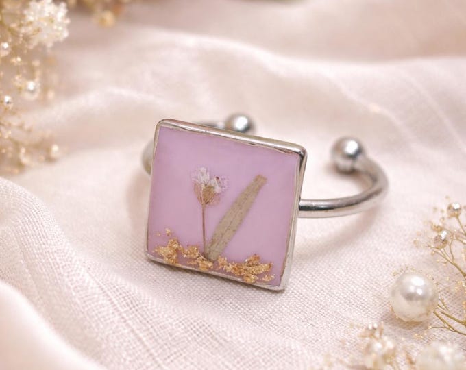 Square ring, with real flowers, in steel.