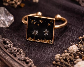 Square ring, with real flowers, in gold-plated steel.