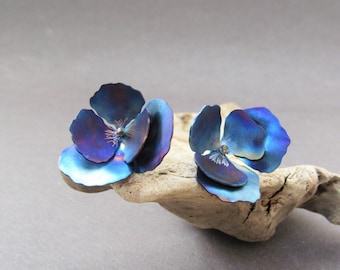 Brincos de titânio com flor azul em prata de lei, feitos à mão.