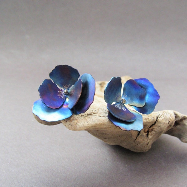 Blaue Blume Titan Ohrringe, große Blumen Ohrringe, große Statement Ohrringe, Blaue große Stiefmütterchen Ohrringe, Statement Braut Ohrringe