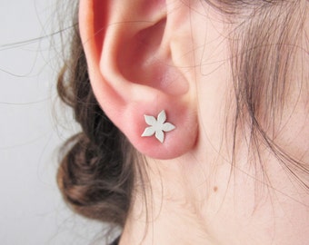 Petites boucles d'oreilles en argent avec fleur,