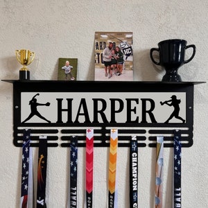 Étagère personnalisée pour trophées et médailles de softball - Porte-médailles avec texte personnalisé 12 échelons pour médailles et rubans