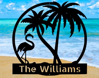 Op de afbeelding: Zwarte metalen silhouet van twee palmbomen en een flamingo in een cirkel met de tekst "The Williams" op een bruin rechthoekig bord eronder.