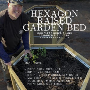 Puede incluir: Jardinera hexagonal elevada de madera, llena de tierra. La imagen incluye el texto: "HEXAGON RAISED GARDEN BED COMPLETE BUILD PLANS DESIGNED & BUILT BY STAVENESS STUDIOS". Incluye lista de corte de precisión, diagramas, guía de montaje, lista de materiales, recomendaciones de herramientas y hoja de corte imprimible.